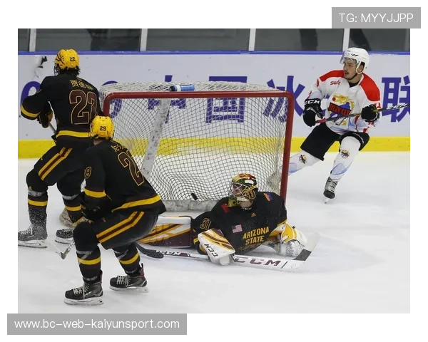 冰球门将连续三次封堵重炮射门，粉丝直呼神迹